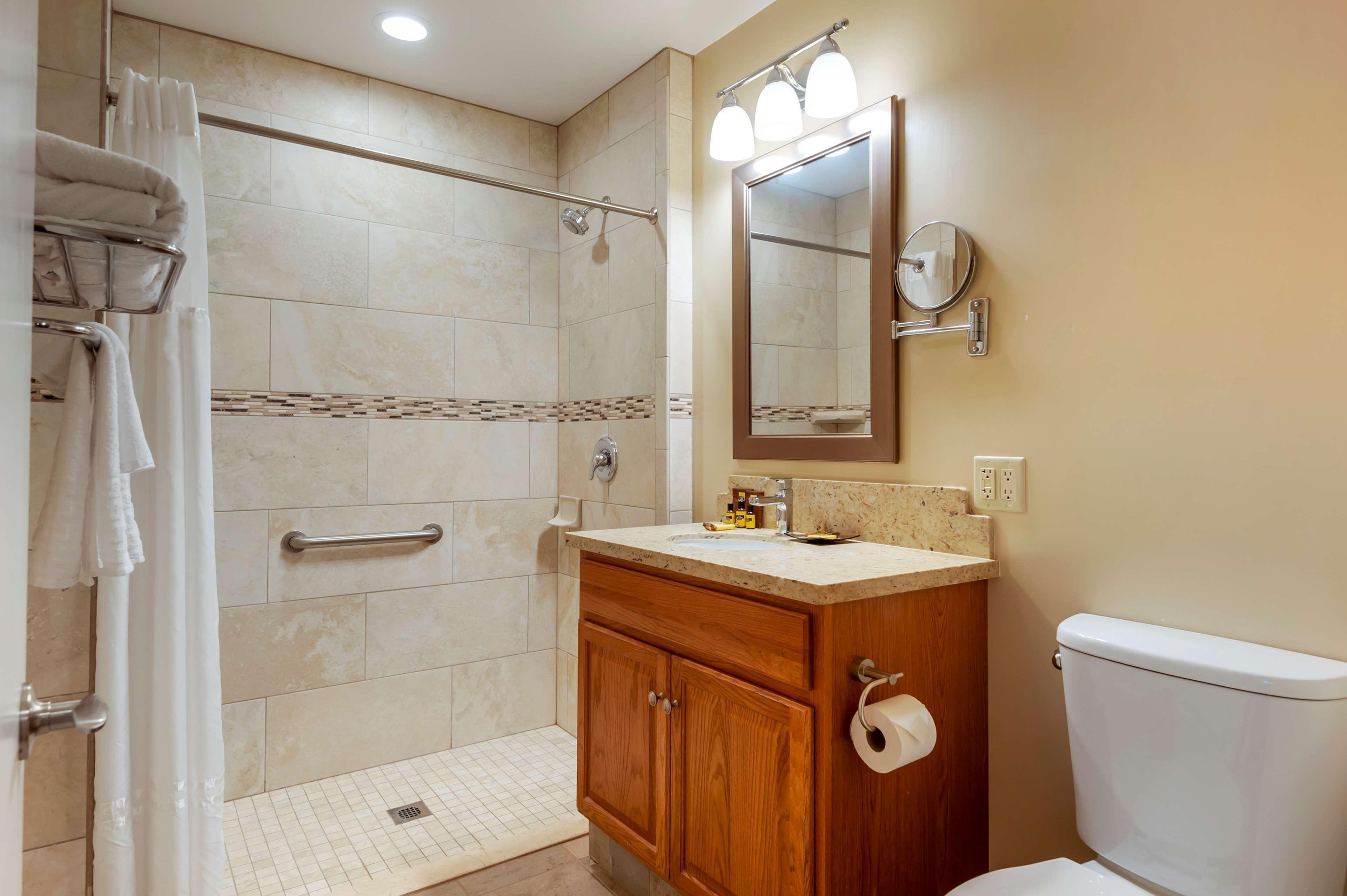 One-Bedroom King Suite Full Kitchen Poolside or Non-Smoking